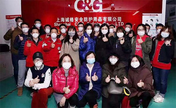 攜手戰(zhàn)&ldquo;疫&rdquo;，逆風(fēng)而上，上海志愿者助力抗疫防護服生產(chǎn)